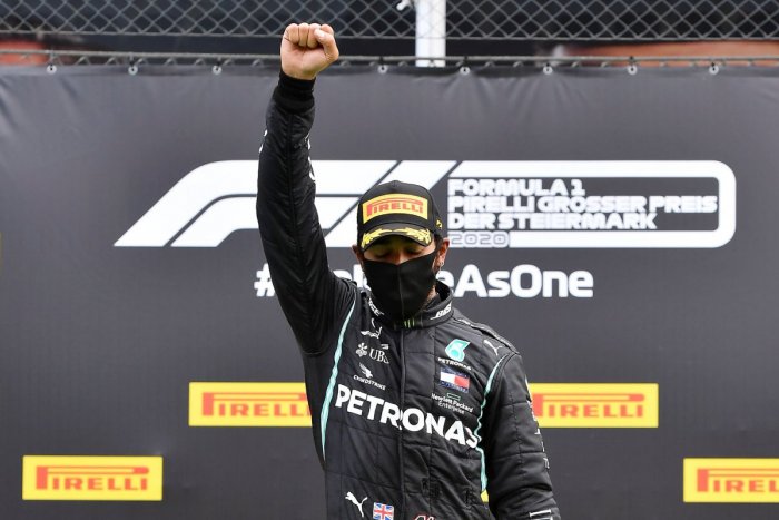 Ilustračný obrázok k článku Boj proti rasizmu v F1: Rus Kvjat si kľakne len pred Bohom, Hamilton vytiahol zaťatú päsť!