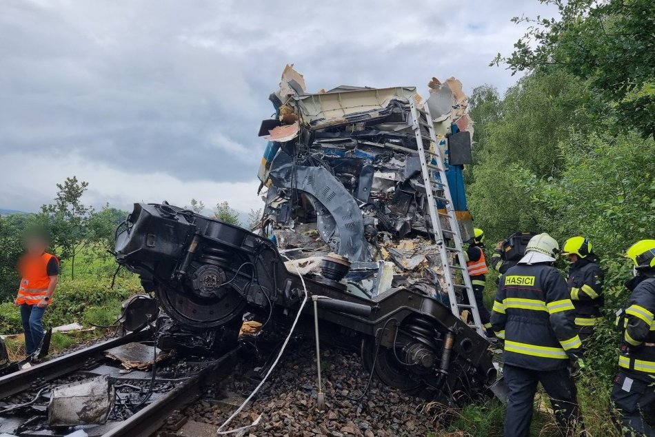 Ilustračný obrázok k článku Po zrážke vlakov v Česku zomreli traja ľudia, zranili sa DESIATKY ďalších, FOTO