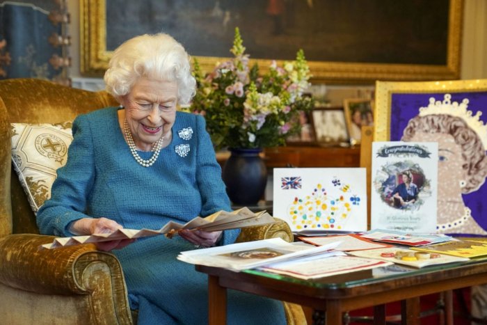 Ilustračný obrázok k článku Na oslavu priletela vrtuľníkom: Britská kráľovná Alžbeta II. má neskutočné 96. narodeniny