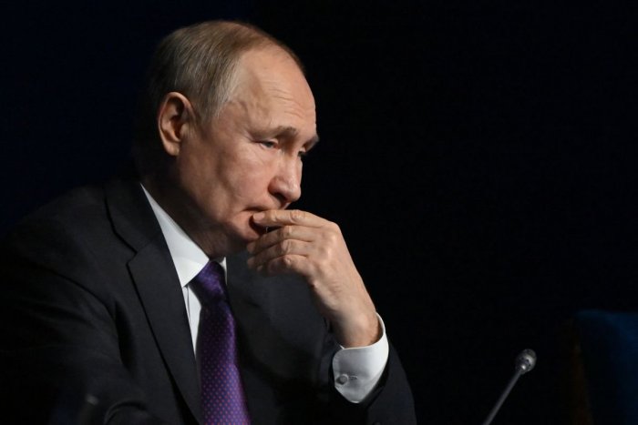 Ilustračný obrázok k článku Záhadné úmrtia pokračujú: Putinov kritik na dovolenke vypadol z okna