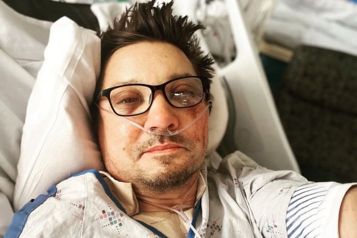 Ilustračný obrázok k článku Prvé FOTO z nemocnice: Doráňaný hollywoodsky herec sa po NEHODE prihovoril fanúšikom