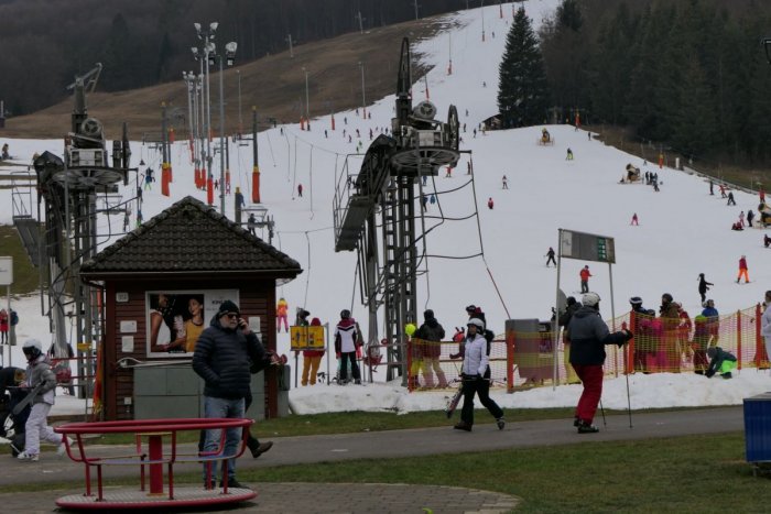 Ilustračný obrázok k článku SNEHOVÉ správy a prehľad stredísk, kde sa dá ešte lyžovať: Každým dňom je to väčšia BIEDA!