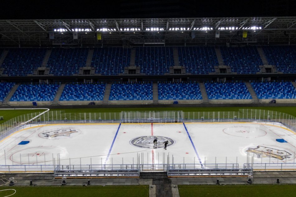 Ilustračný obrázok k článku Žiadna NHL, ale Slovensko! Pozrite sa na tú NÁDHERU: Na futbalovom štadióne je ľad! FOTO