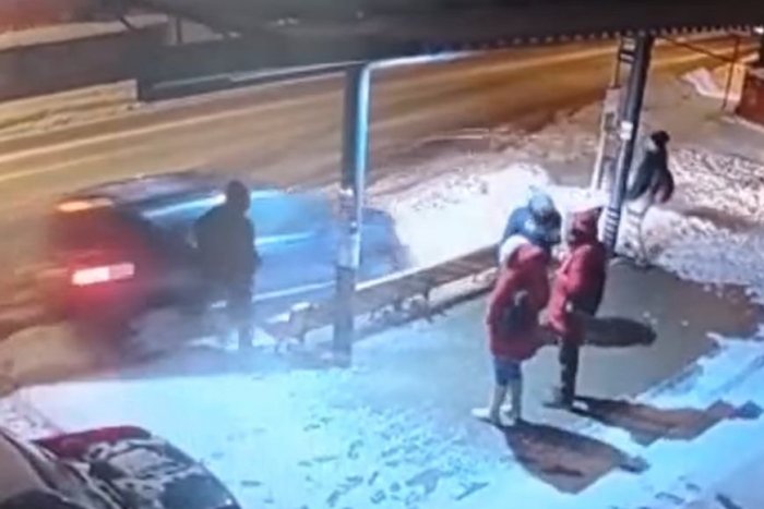 Ilustračný obrázok k článku K TRAGÉDII chýbali len centimetre: Mladý vodič to napálil do zastávky s ľuďmi, VIDEO