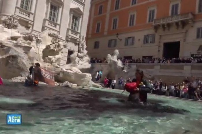 Ilustračný obrázok k článku V známej rímskej Fontáne di Trevi vyčíňali aktivisti: Vodu zafarbili načierno, VIDEO